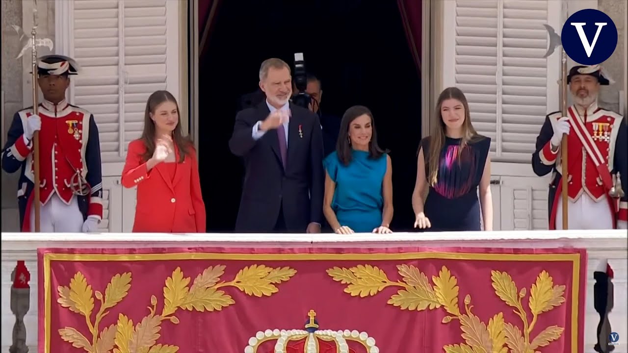 Los Reyes y sus hijas salen al balcón del Palacio Real para presidir el relevo de la Guardia Real