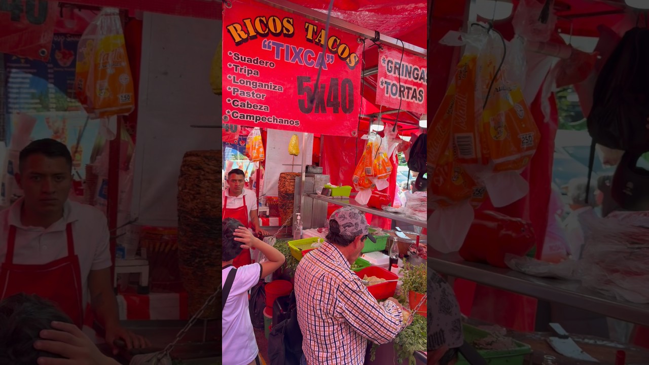As&iacute;, los Tacos afuera del metro Tacubaya #Tacos #foodie #viralshort #parati