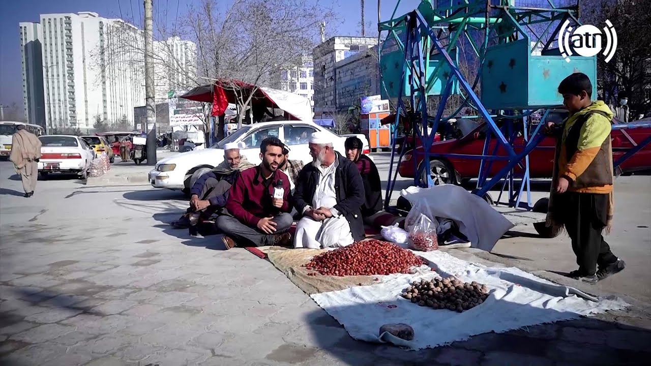 Walnuts and oleasters seller in 4th Makroryan / چهارمغز و سنجد فروش در مکروریان چهارم
