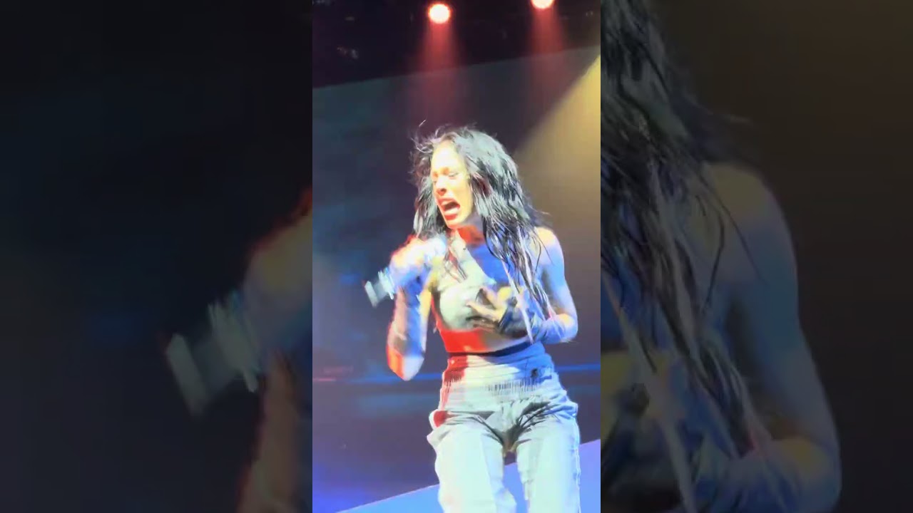 Danna Paola - Tenemos Que Hablar (Live in San Jose, California)