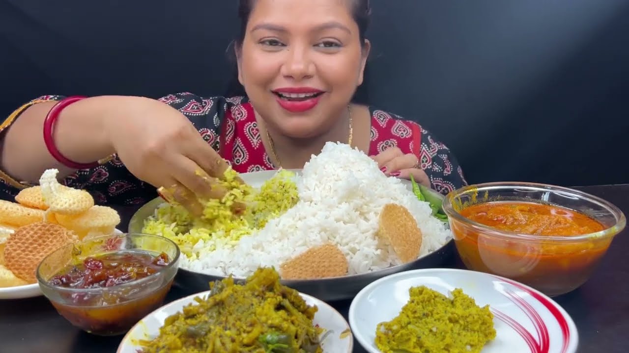 Bigbites, Eating Rice With Spicy Duck Egg Curry, Kochu Bata, Fulkopi Data, Chatini Papad।।