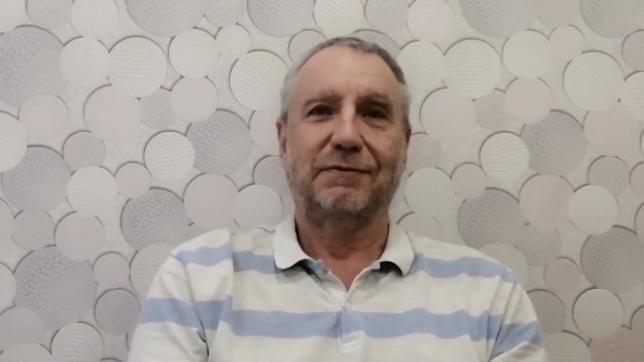 Роальд Доминикович исполняет свою песню.