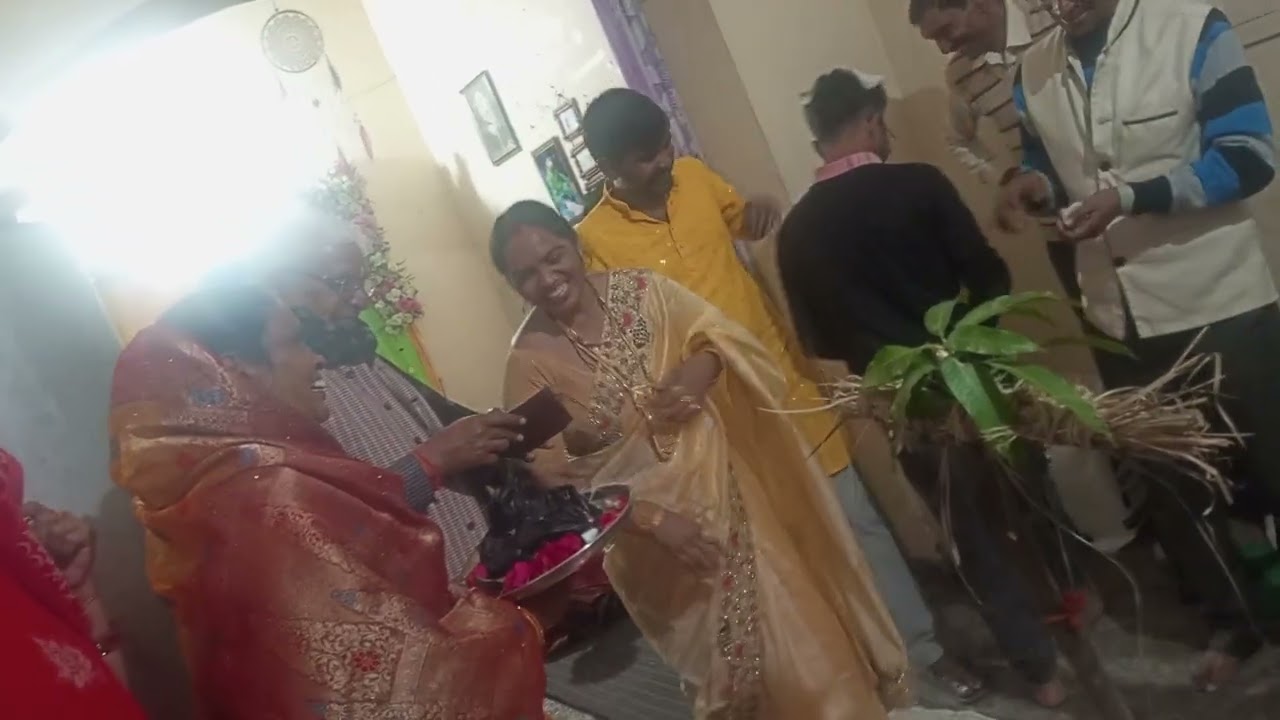 Shaadi ke program start mandap Ke niche Bharat Resham start 