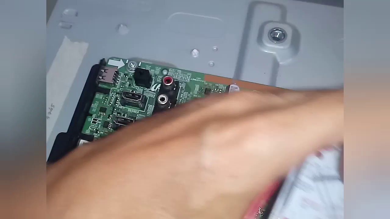 Incrível defeito dessa Tv Samsung un32j4000ag não liga uma pecinha minúscula.