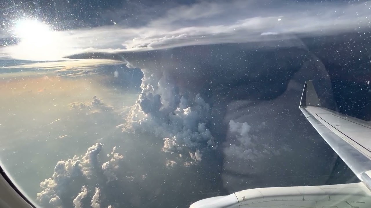 Flying around a cumulonimbus cloud (HD)