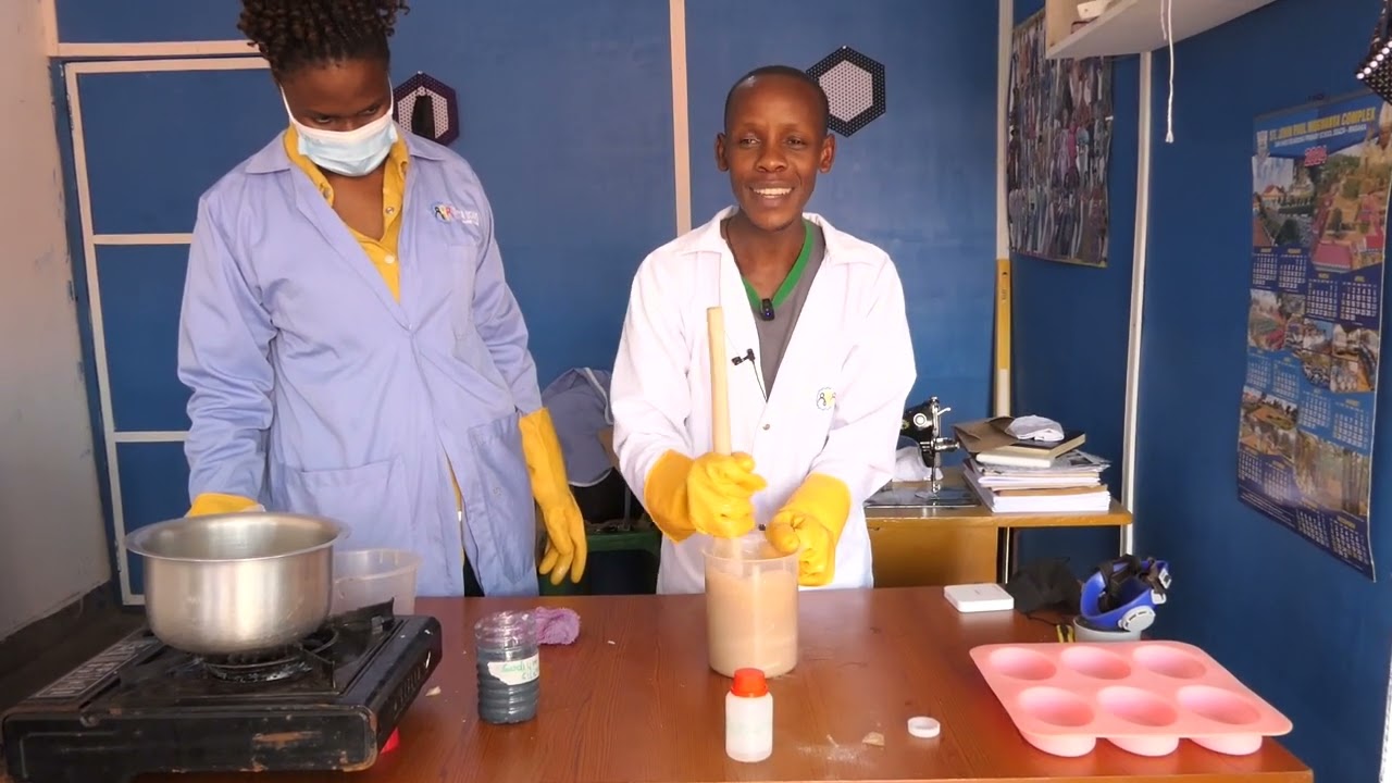 How to make Herbal Bathing Bar Soap easily practically ‎@yimukauganda. come  for a skill today.