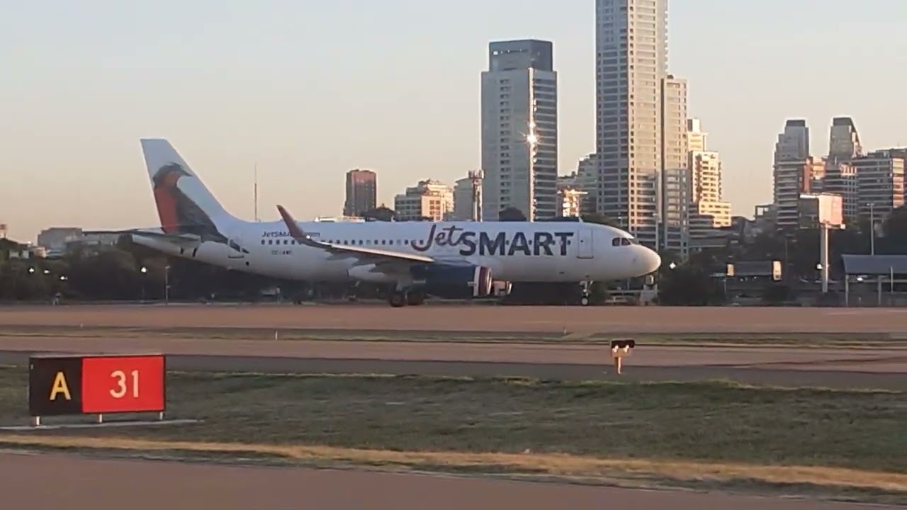 Airbus A 320 CC-AWC JetSmart pista 31