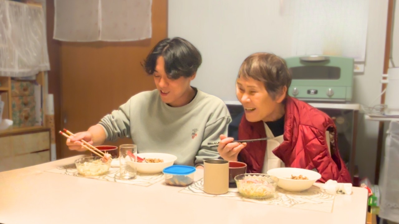 骨折中のおばあちゃんのために孫がチャーハンを作る夜ごはん