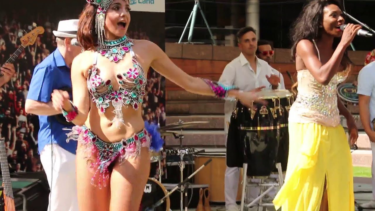 Music & dance show by Viramundo