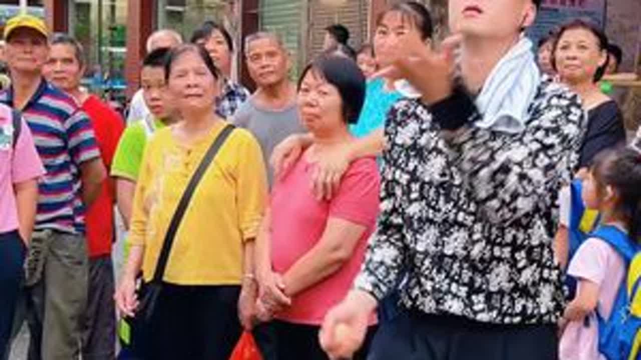 锋哥才艺表演之三个生鸡蛋#欧阳锋广东小火鸡##菜市场最靓的仔 #户外直播#搞笑
