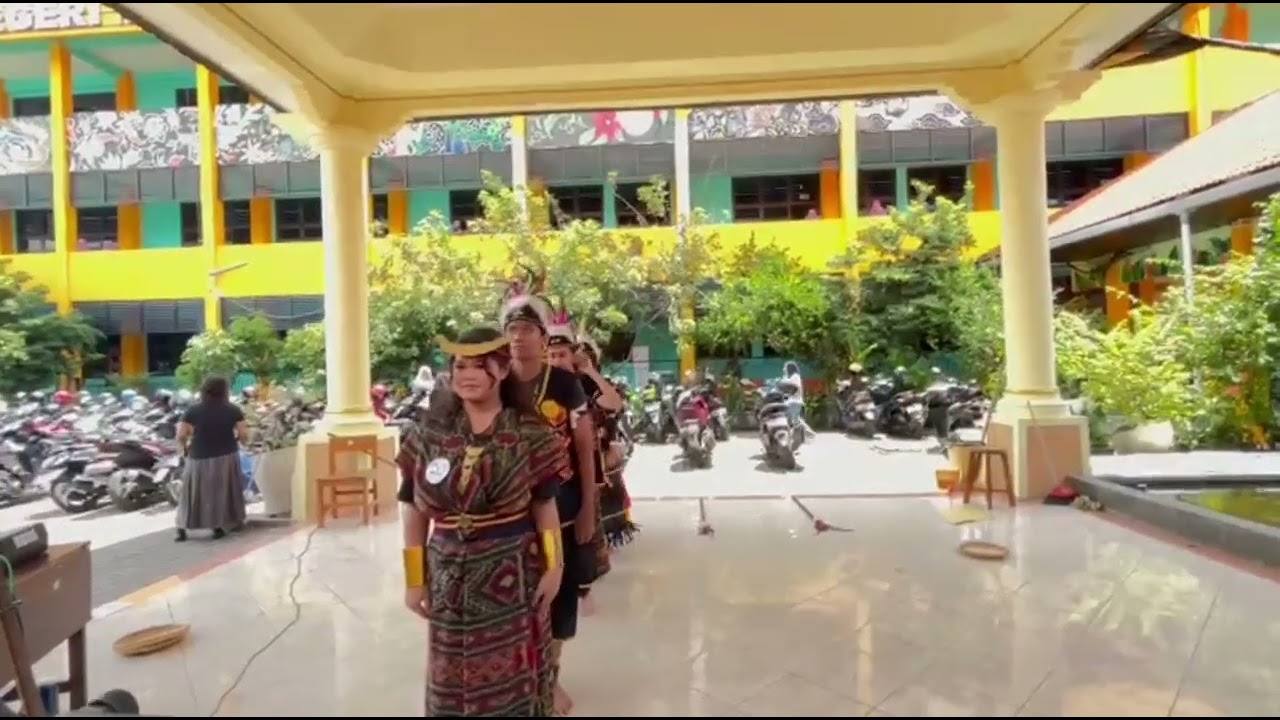 KELOMPOK 1 UPRAK SENI TARI (XII-F) 
