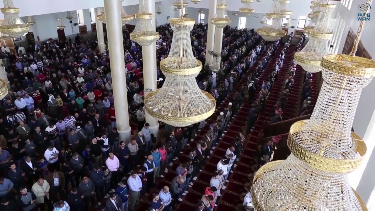 أكثر من ستة آلاف و500 مصلي يؤدون صلاة الجمعة في مسجد الشيخ خليفة بن زايد في بلدة العيزرية بالقدس.