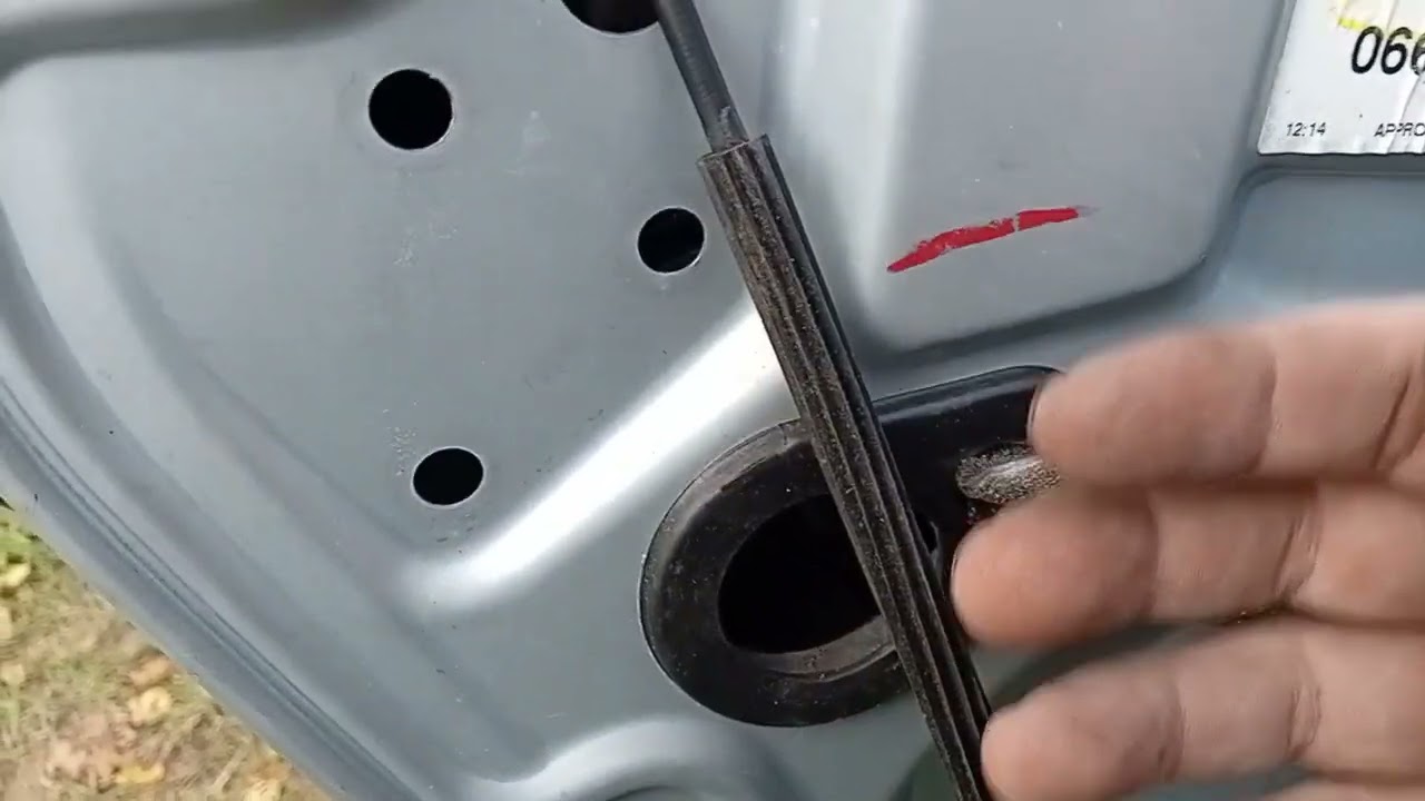 Replacing the rear door lock on a Volvo V50 2.0 D/Замена замка задней двери VOLVO V50 2.0 D