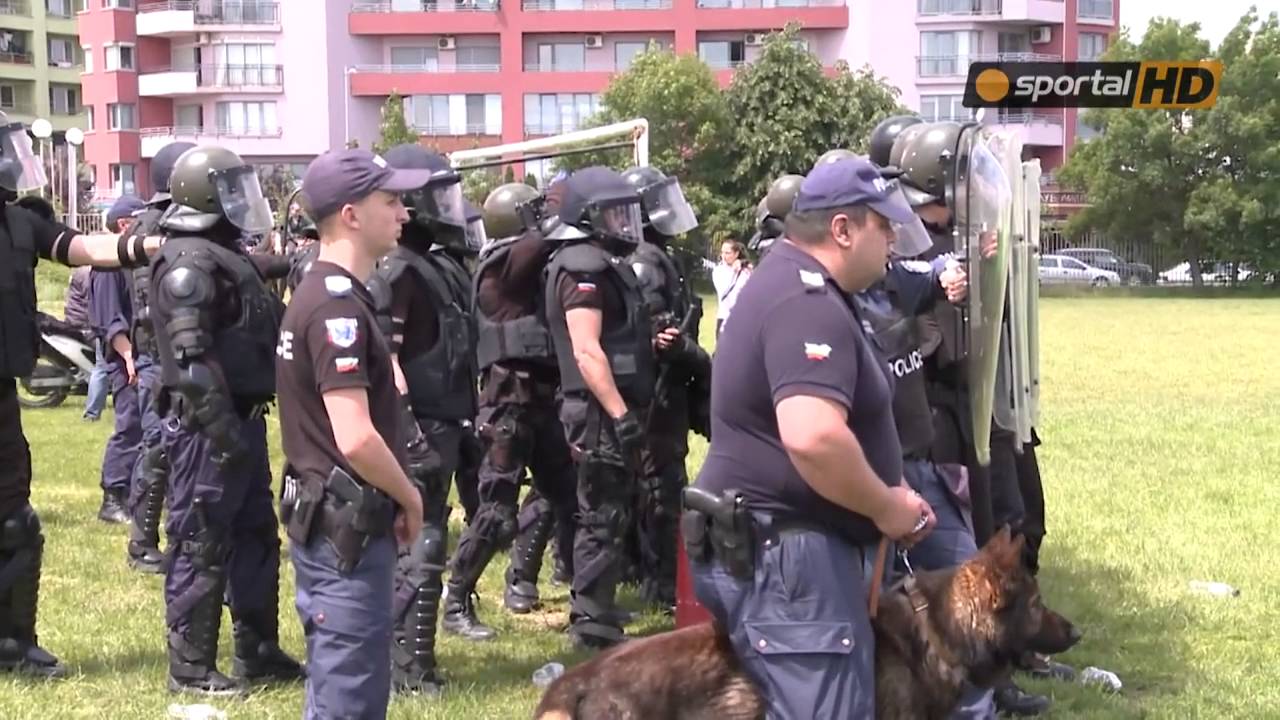 ''Бой'' между полиция и фенове в София