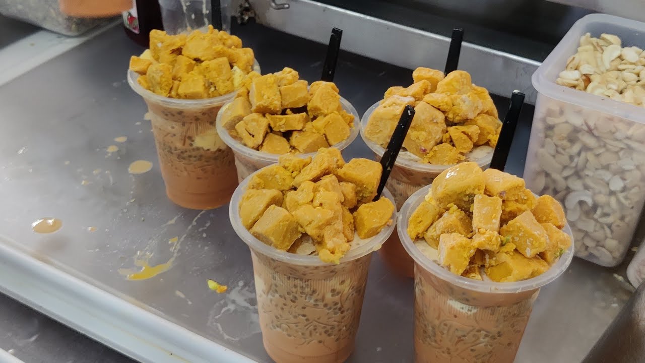 Sir Bahut Jada Ice Cream Dal Rahe Ho | Inside Making Baba Falooda 💗 | Indian Street Food