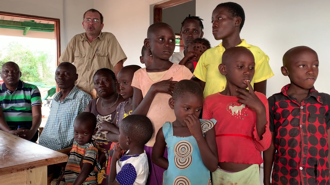 10 Schueler der Galana River School  ben&ouml;tigen Kleidung und Schulgeld