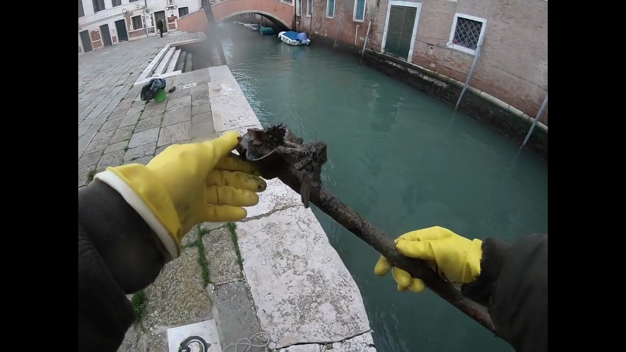 Magnet Fishing a Venezia