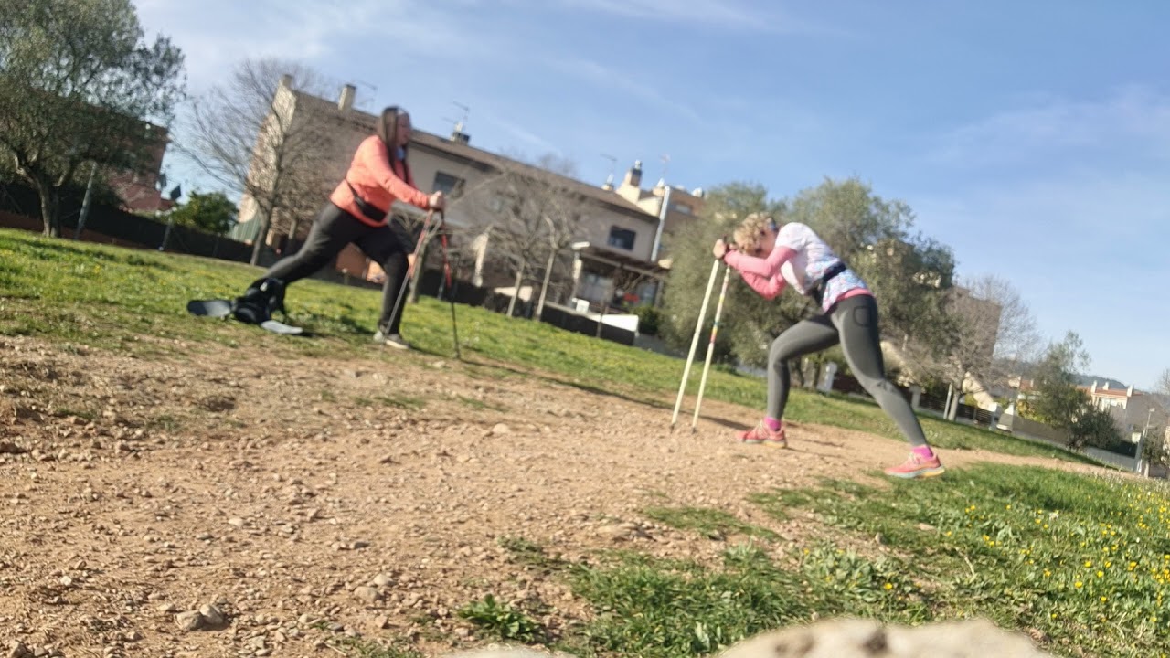ESTIRAMIENTOS EN UNA SESION DE MARCHA NORDICA.