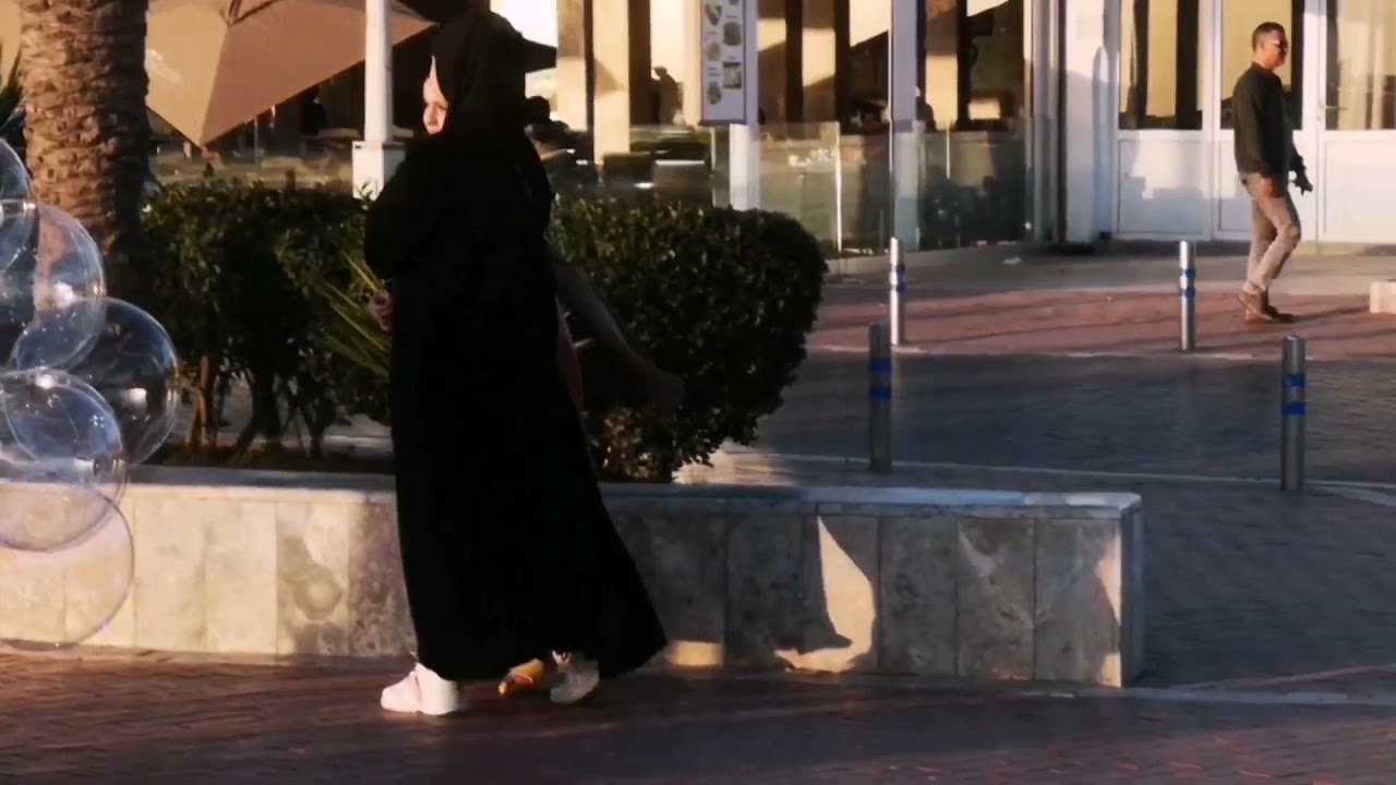 صادم!  شاهد شابتان تطلبان المال في الشارع المغربي   ردة فعل الناس
