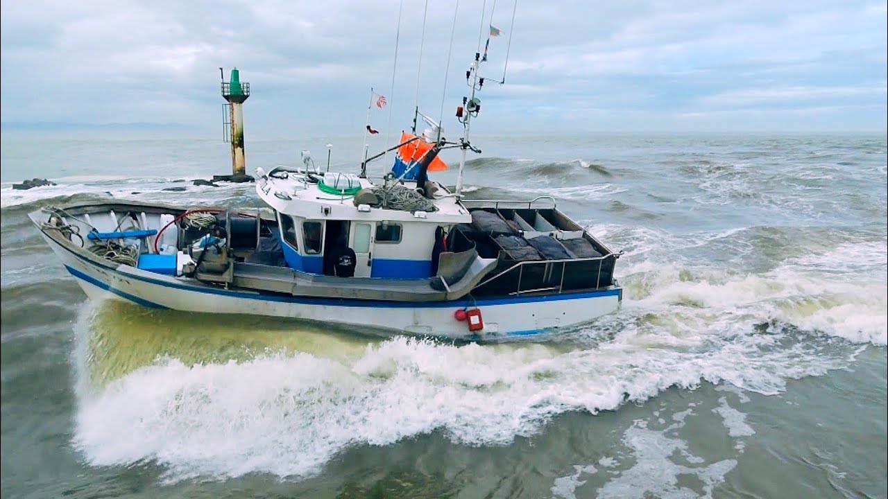 📛 OCÉAN DÉMONTÉ UN BATEAU DE PÊCHE EST PRIS PAR UN FORT COURANT CONTRE LA DIGUE DE CAPBRETON. 🌊😨