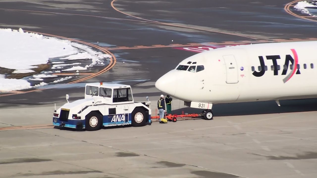 [HD] 雪の富山空港にJTAチャーター機が飛来 【ANAがJTAを支援】