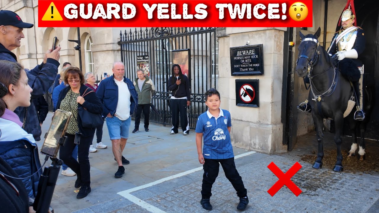 WATCH😳 King’s Guard YELLS Twice After Tourist Kid Got Too Close‼️
