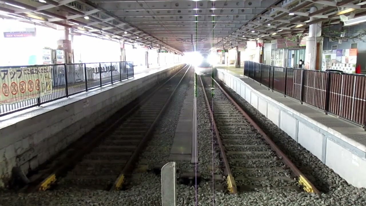 新庄駅のホームに入線する「つばさ」
