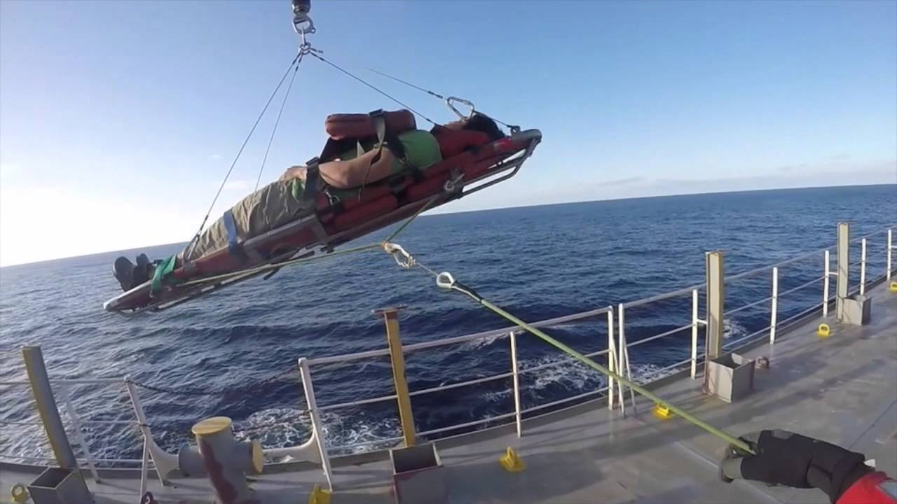 Evacuación de un tripulante del Clipper Phoenix