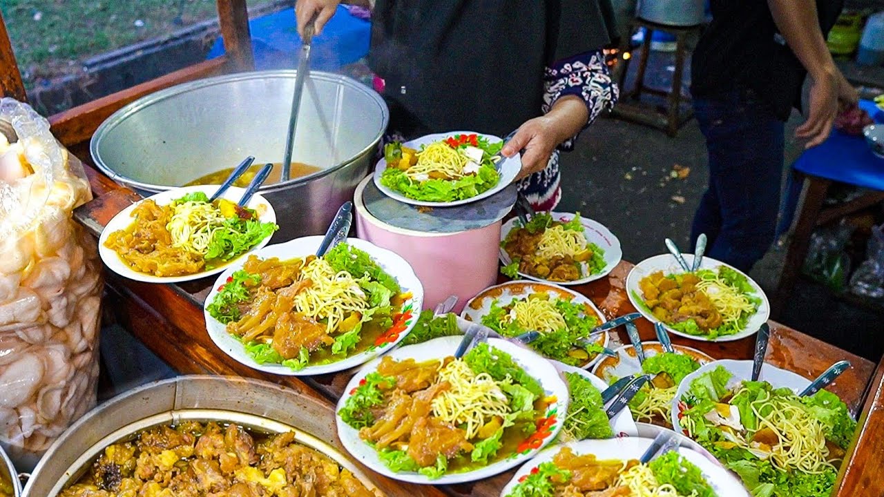 MAKANNYA GAK SAMPAI 5 MENIT NGANTRINYA BERJAM JAM! 1 KWINTAL KIKIL LUDES - Tahu Campur Pak Sadak