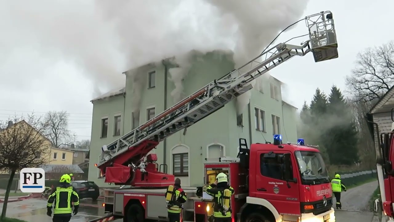 Mehrfamilienhaus in Lauter-Bernsbach in Flammen