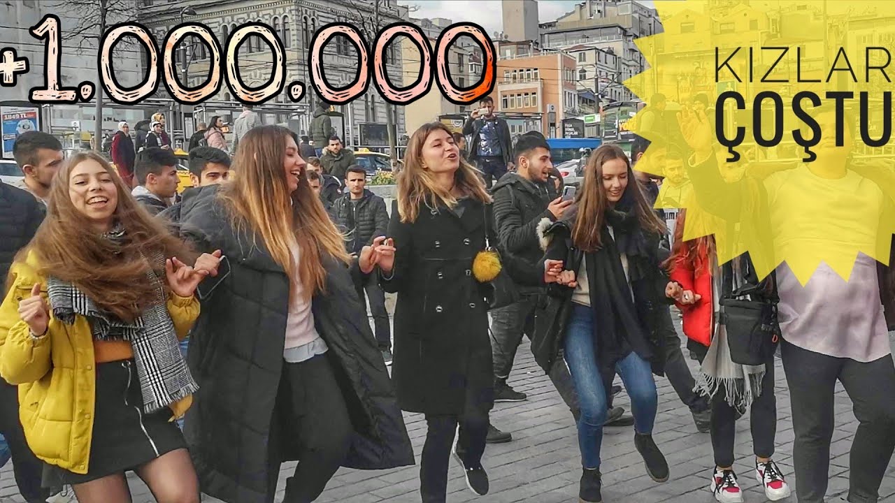 Turist Kızlar Kendinden Geçti. Kürtçe Şarkılar Kızları Çoşturdu.Kürt Sanatçıların Etkili Performansı