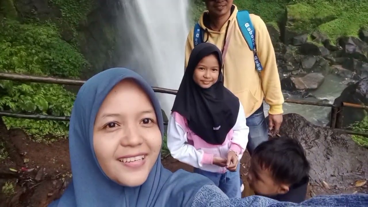 Lihat pemandangan di air terjun sikulikap 