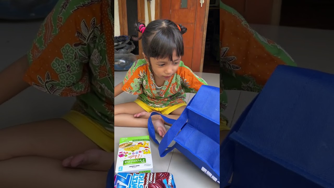 Kakak Hirata dan Hiro review belanjaan dari nenek