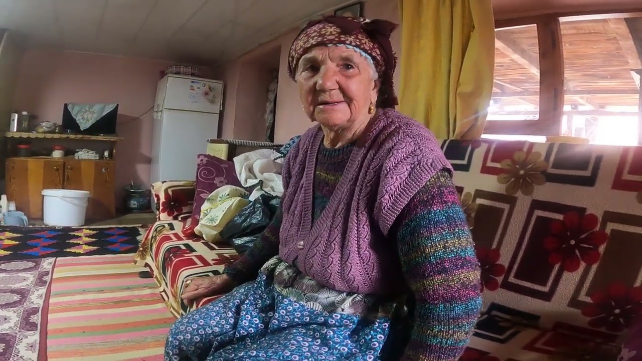 ANANEM KÖYDE EVİN ÖNUNU SÜPÜRÜYOR. KÖYDE YAŞAM . KÖY HAYATI