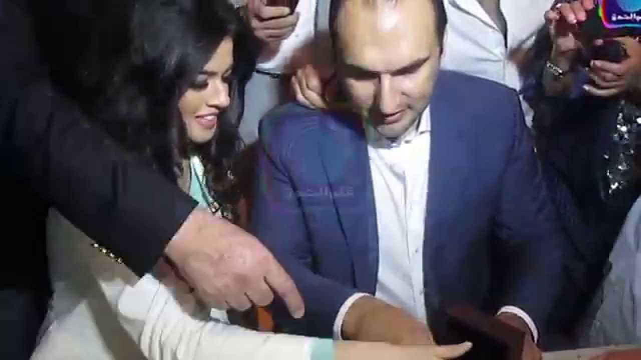 فيفي عبده تأمر عريس ابنتها بتقبيلها