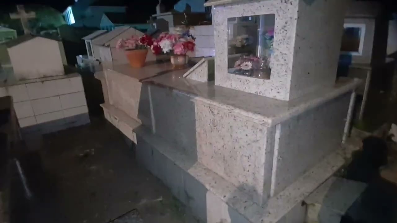 Entrando no cemitério 