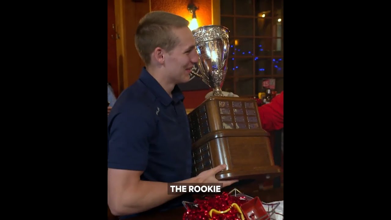 Lane Hutson re&ccedil;oit le troph&eacute;e Calder (images de la LNH)