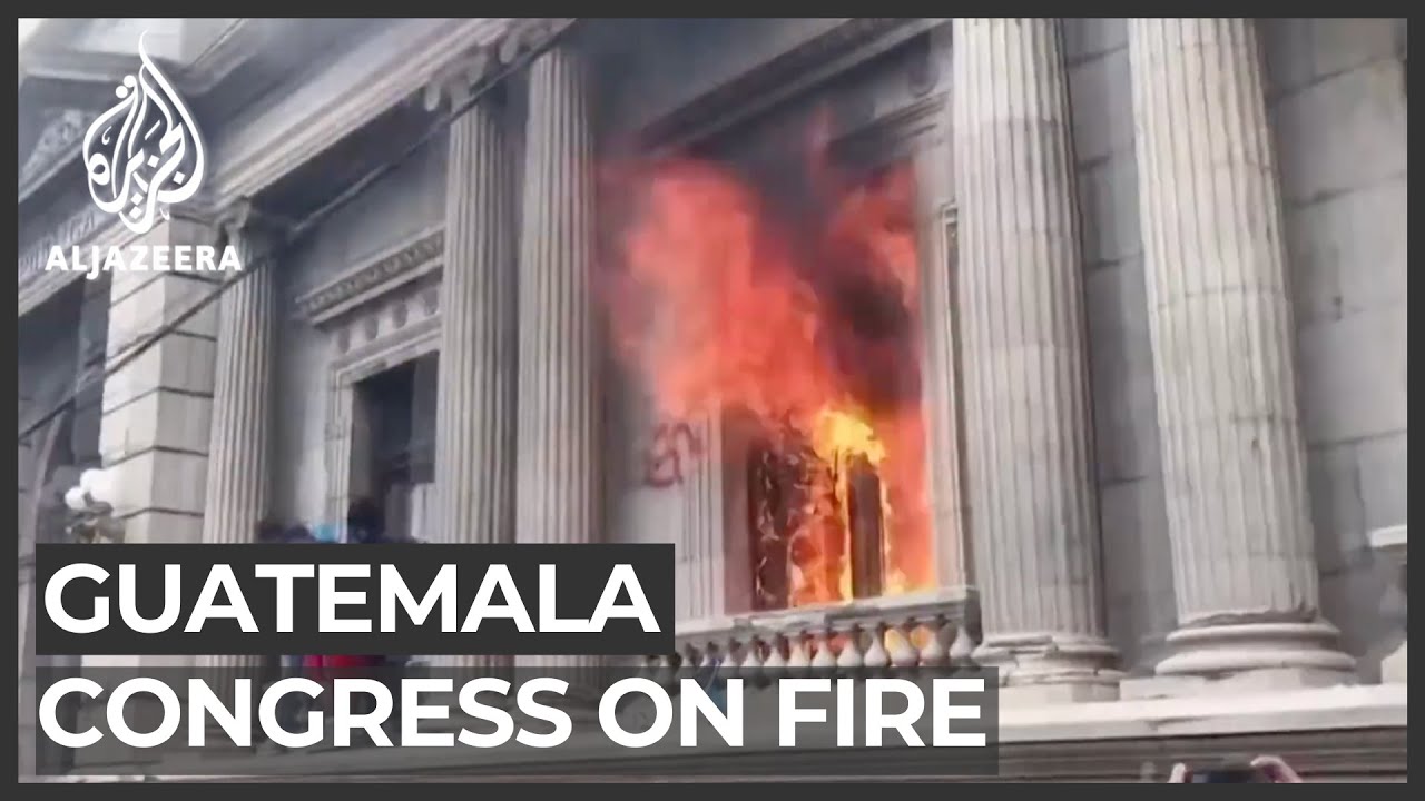 Guatemala: Hundreds of protesters storm Congress building