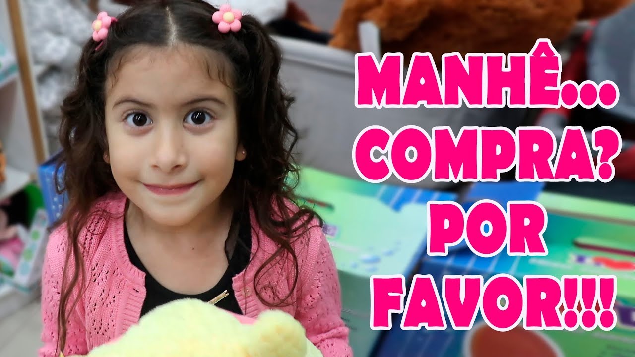 Maria Clara tentando convencer a mamãe a comprar o melhor presente do dia das crianças