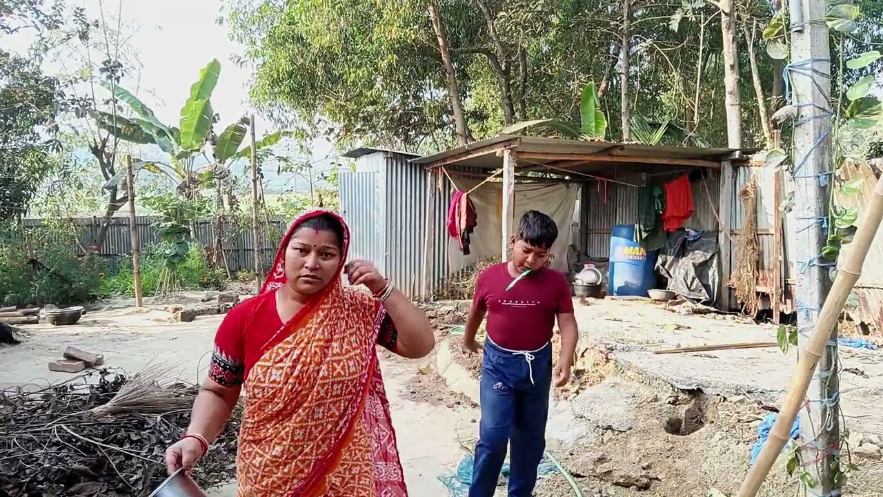 গুড মর্নিং বন্ধুরা সকালে উঠতে দেরি হয়ে গেছে তাই রদ্র বসে থালা বাসন গুলো মেজে নিচ্ছি মাছ নিয়ে এসেছে