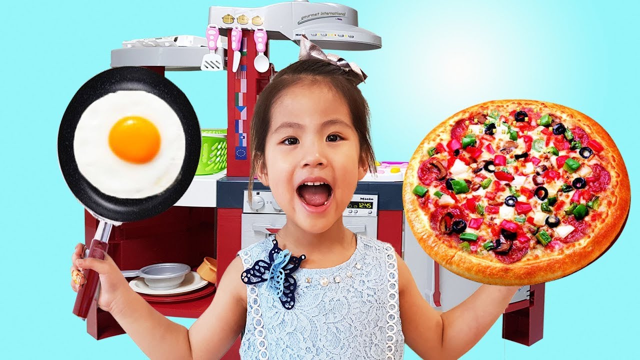 Seoeun играет с Miele Cooking Kitchen Toy