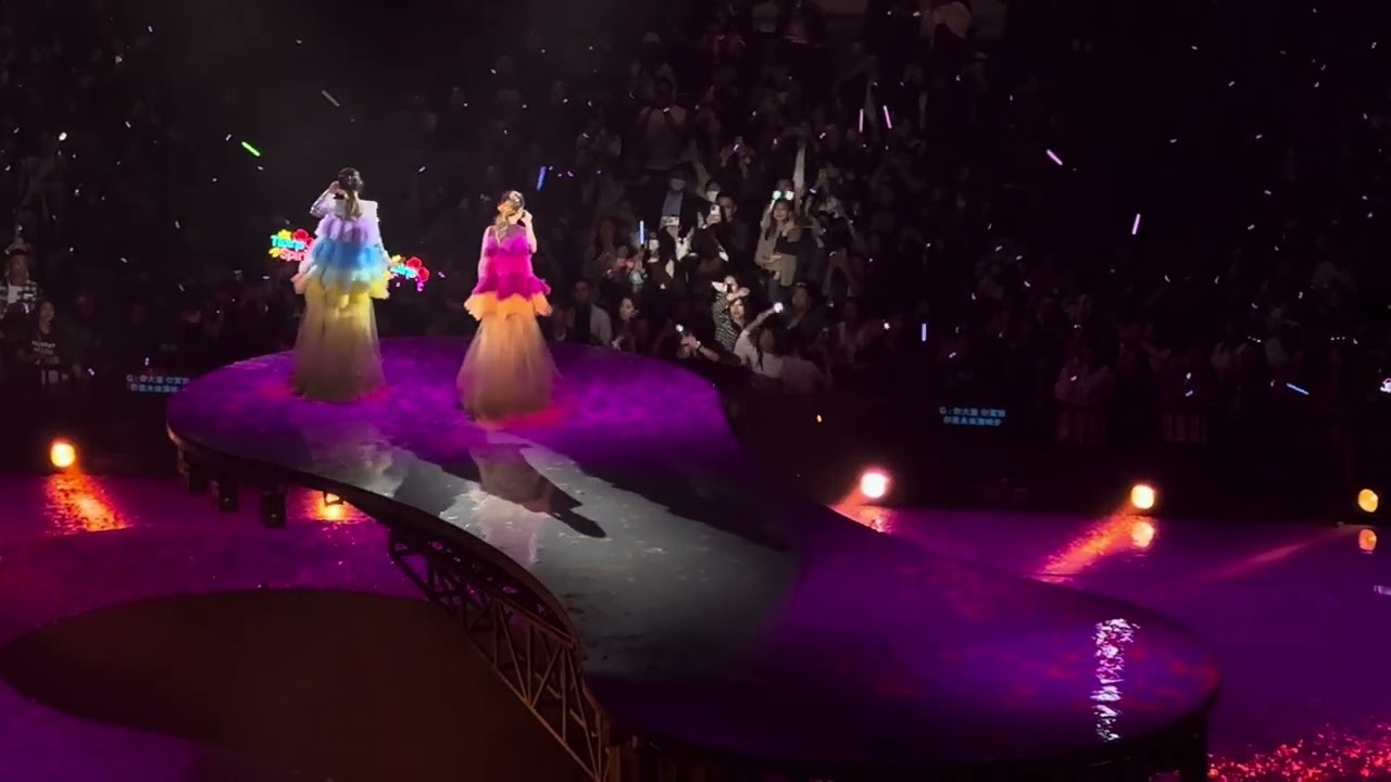 Twins - Medley: 丟架 / 多謝失戀 / 朋友仔 / 女校男生 /朋友的愛 / 戀愛大過天 TWINS SPIRIT SINCE 2001 LIVE 香港演唱會 2024/2/2