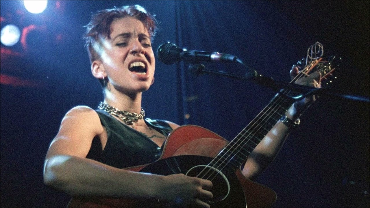 Ani DiFranco - UNofficial Bootleg #14 - Live at Club Moments (1997 - complete show)