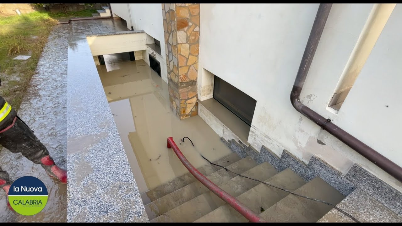 Maltempo, disastro a Simeri Mare: scantinati sommersi e strade impraticabili