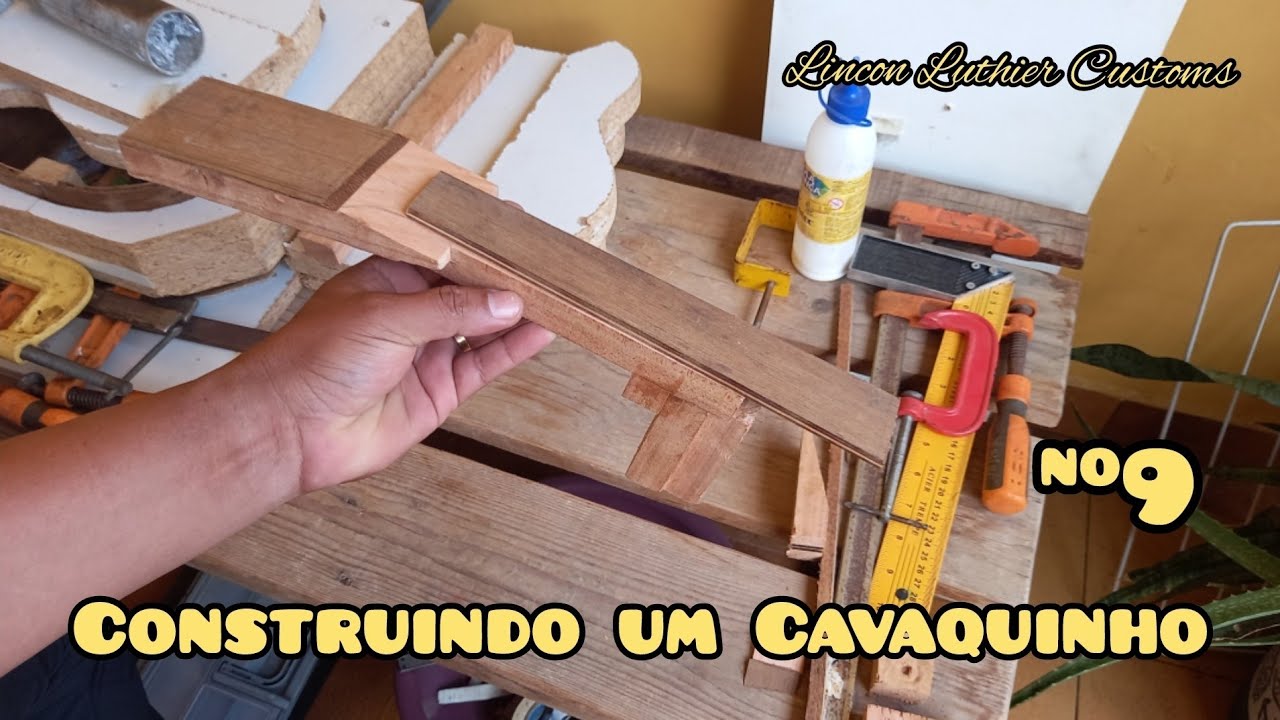 Construindo um Cavaquinho [Colagem do espelho no braço]
