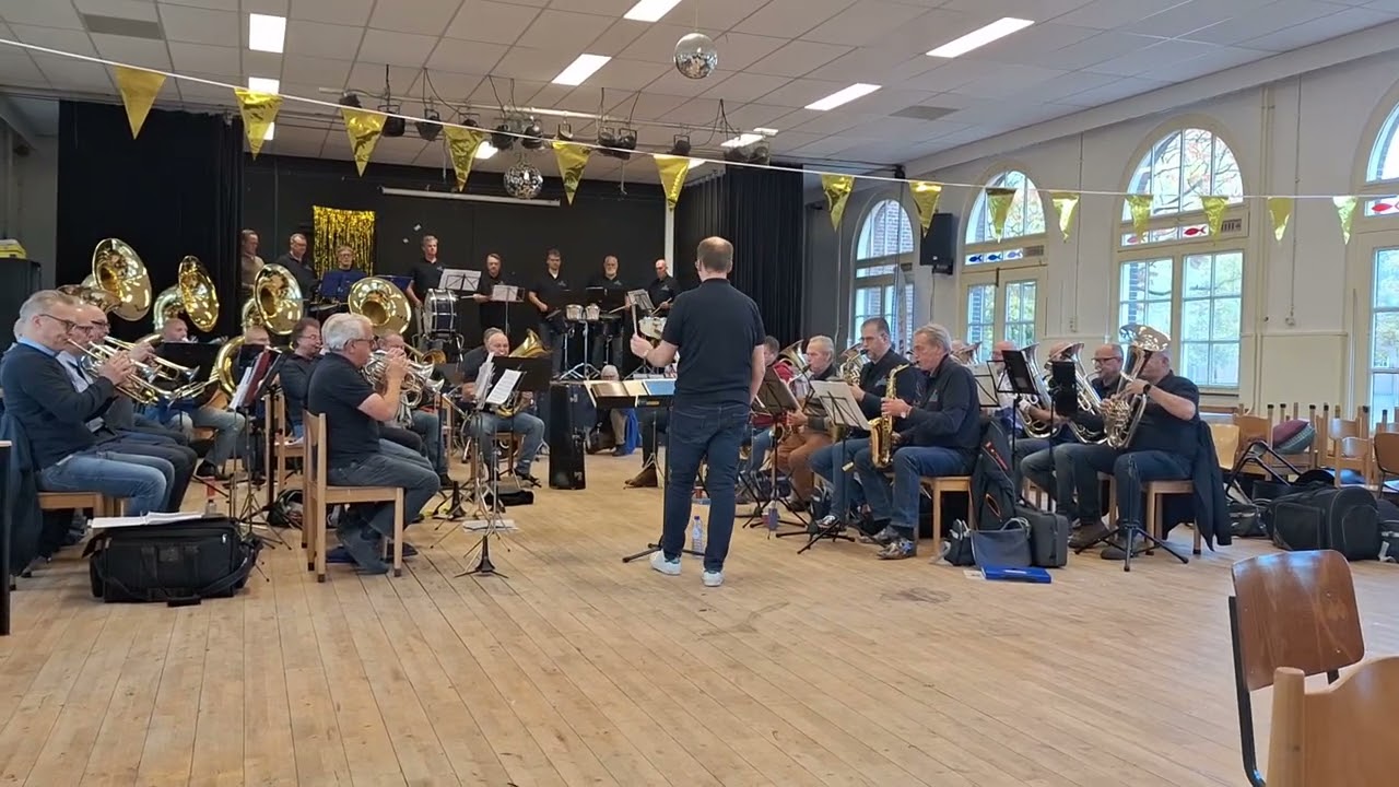 Vrijwillige Drumfanfare Koninklijke Luchtmacht  //  Down the Street en de Royal Drum Major