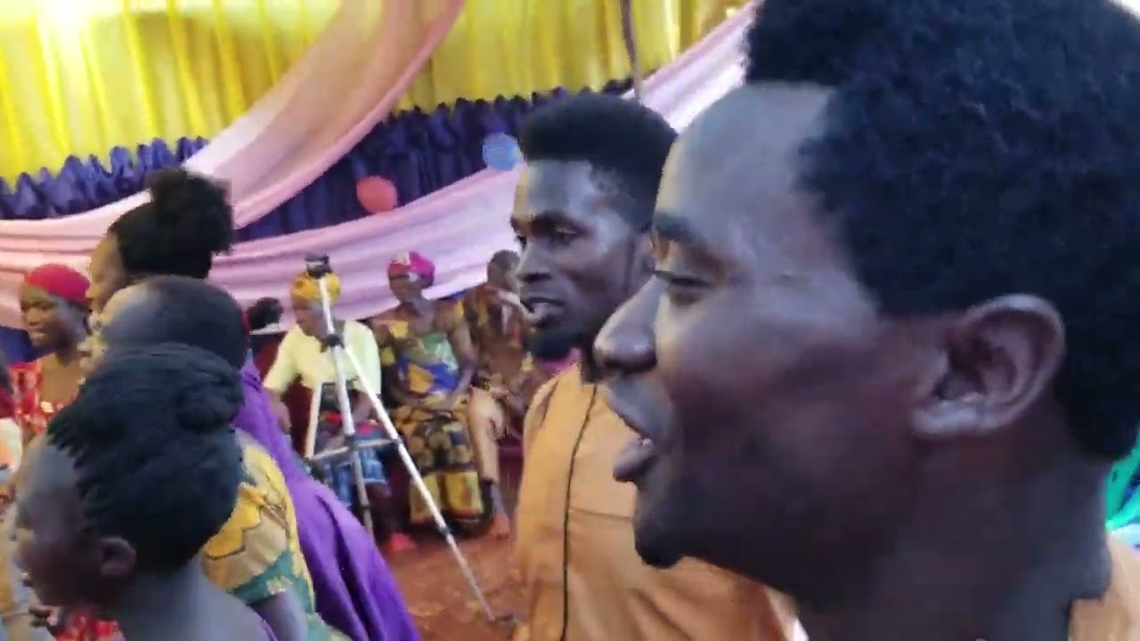 Ebu, Muangalie Huyu Bibi Harusi alivyo liongoza Kwaya siku ya Send Off yake. Da!! Utaipenda..