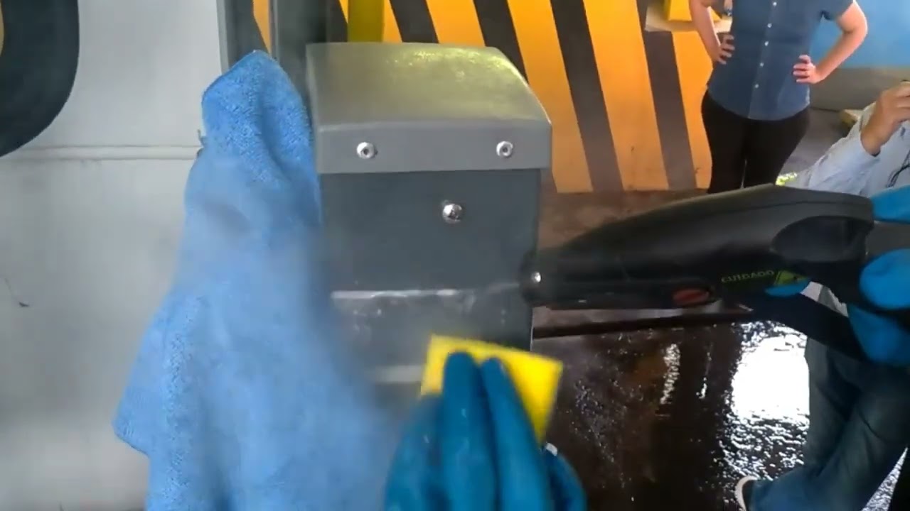Remo&ccedil;&atilde;o de adesivo com equipamento New Joker