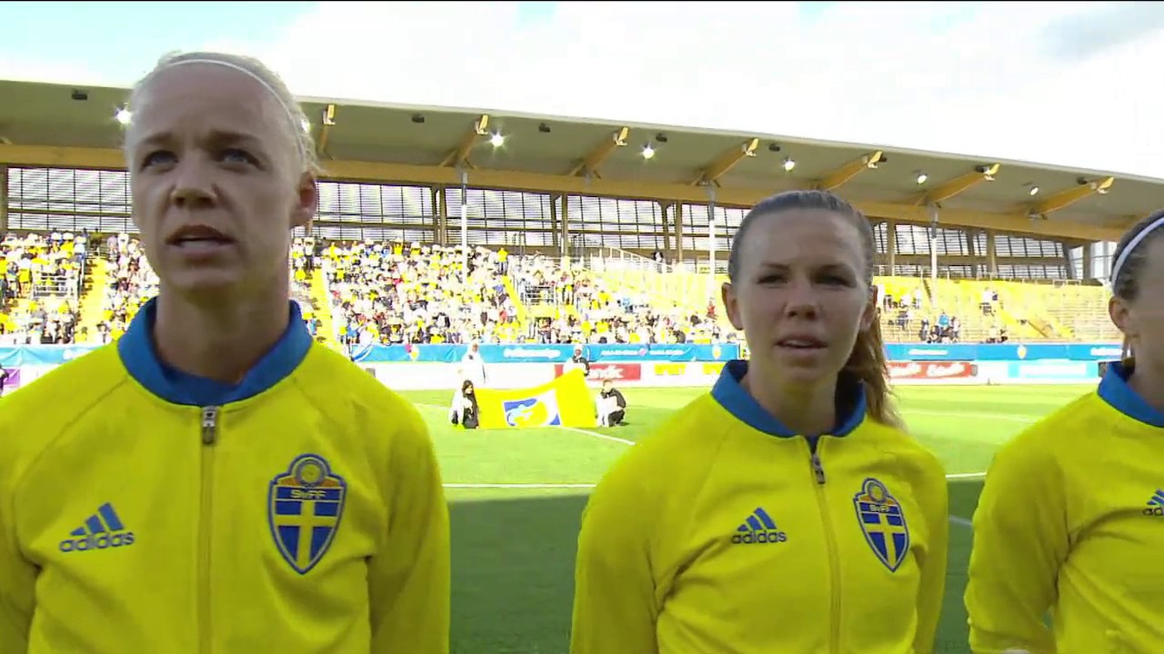 Olivia Schoughs pappa Bertil sjunger nationalsången - TV4 Sport