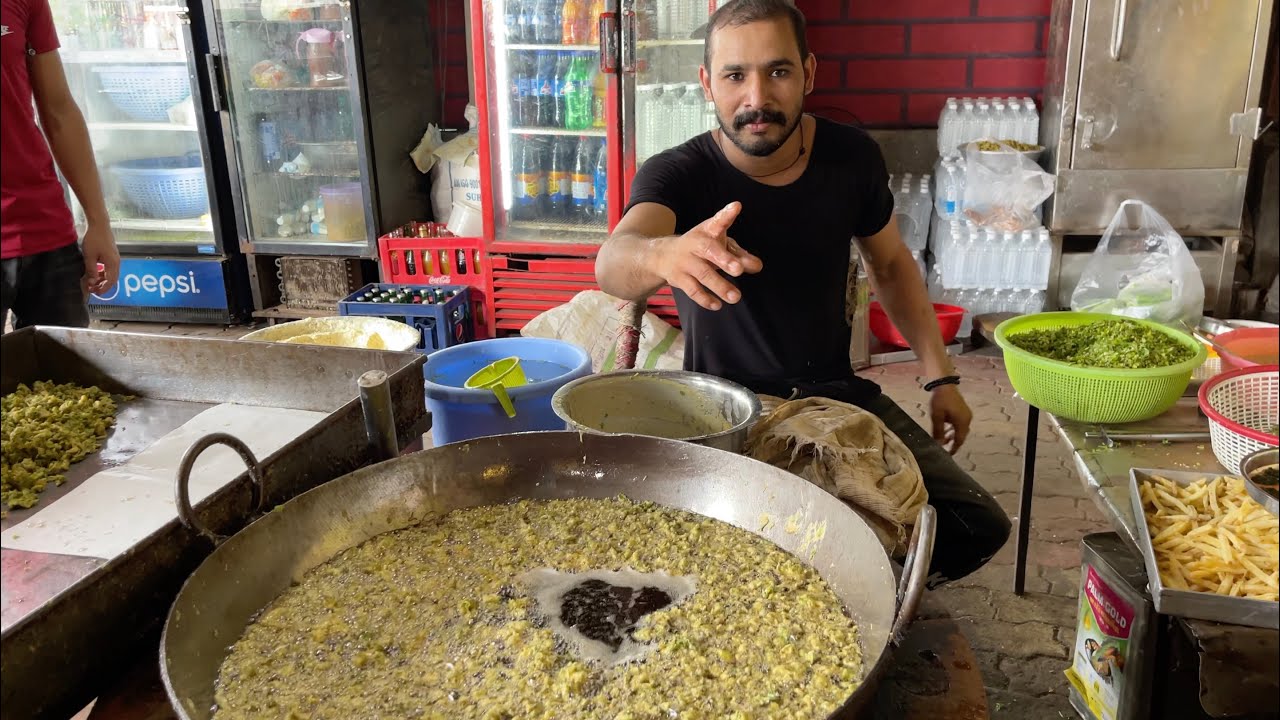 Surat's Fearless Bhajiawala | Dips His Hand in Boiling Oil | Indian Street Food